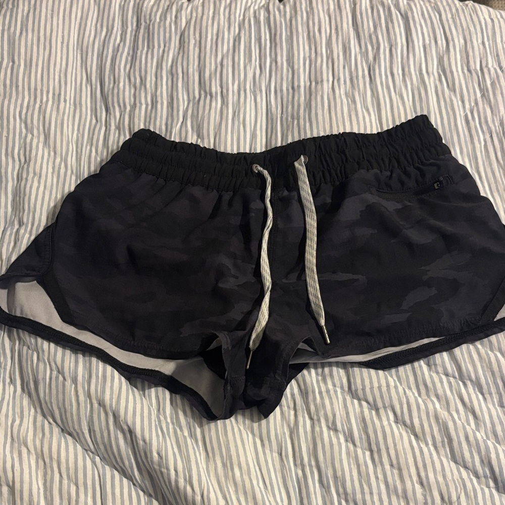 Women's Vuori Clementine Black Camo Shorts Size 2, 2 inch